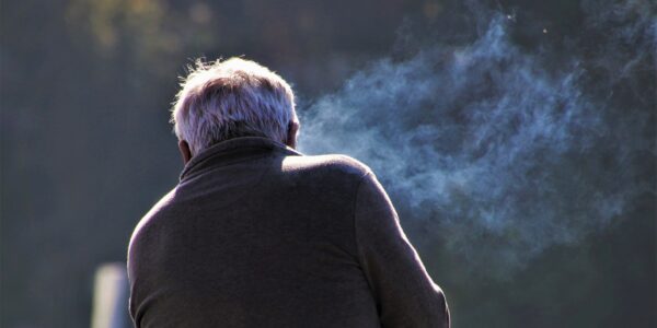 mężczyzna palący papierosa