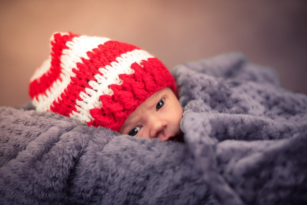 Artykuły dla niemowląt – co kupić wybierając się z pierwszą wizytą do maluszka?