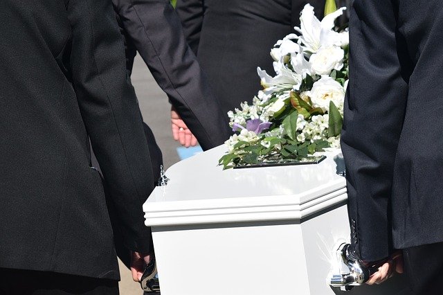 Kiedy możliwe jest postawienie nagrobka po pogrzebie?